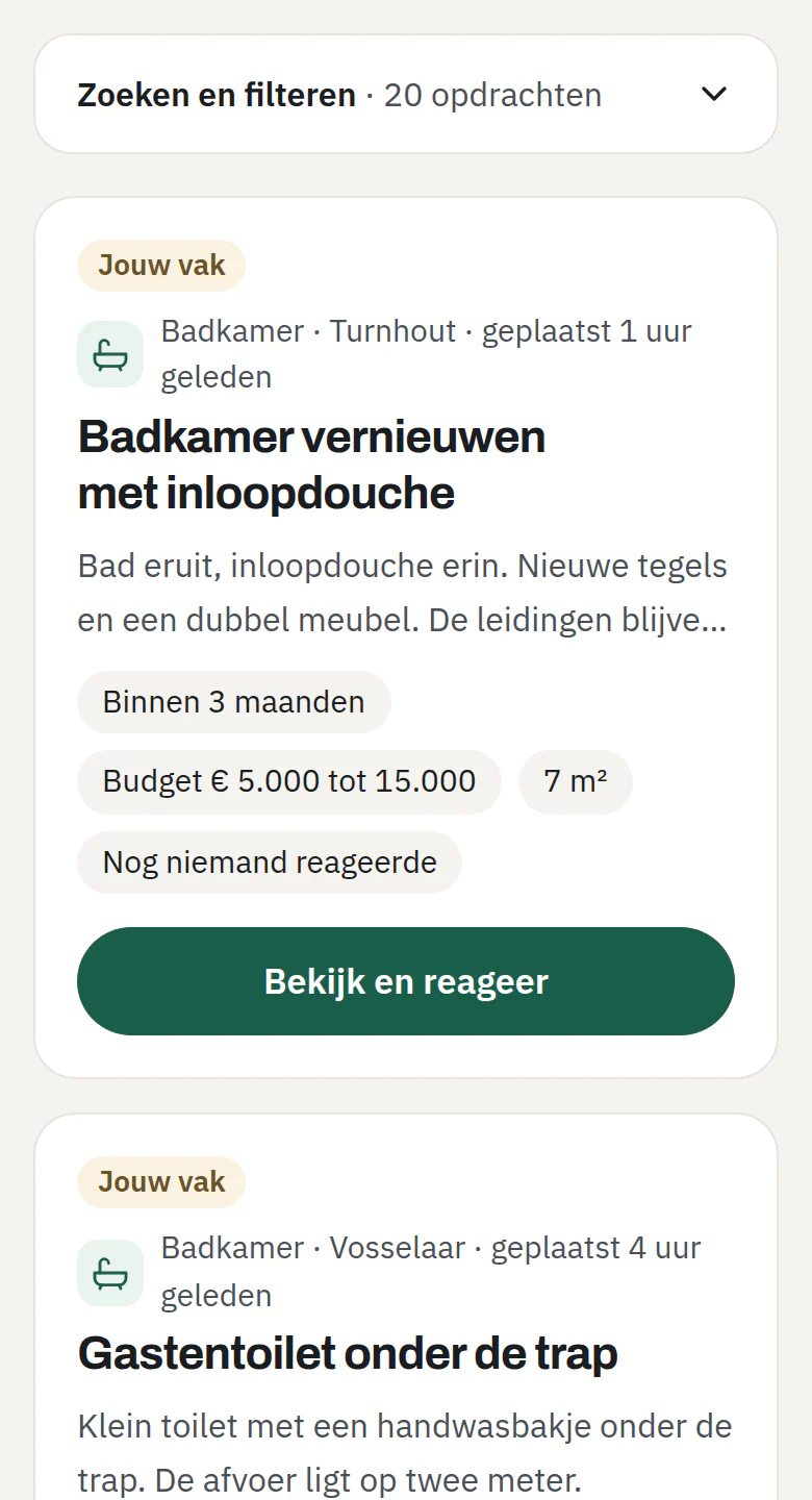 Scherm op gsm: de lijst met opdrachten van particulieren, met bovenaan een badkamer en de knop Bekijk en reageer.