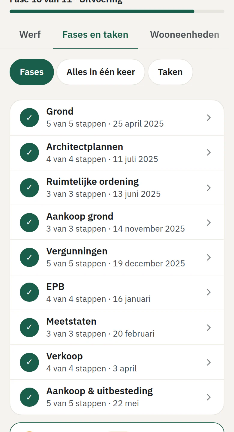 Scherm op gsm: een werf in fase 10 van 11, met de lijst van fases van grond tot oplevering.